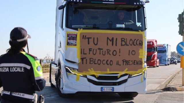 Proteste degli autotrasportatori nel Sud Italia