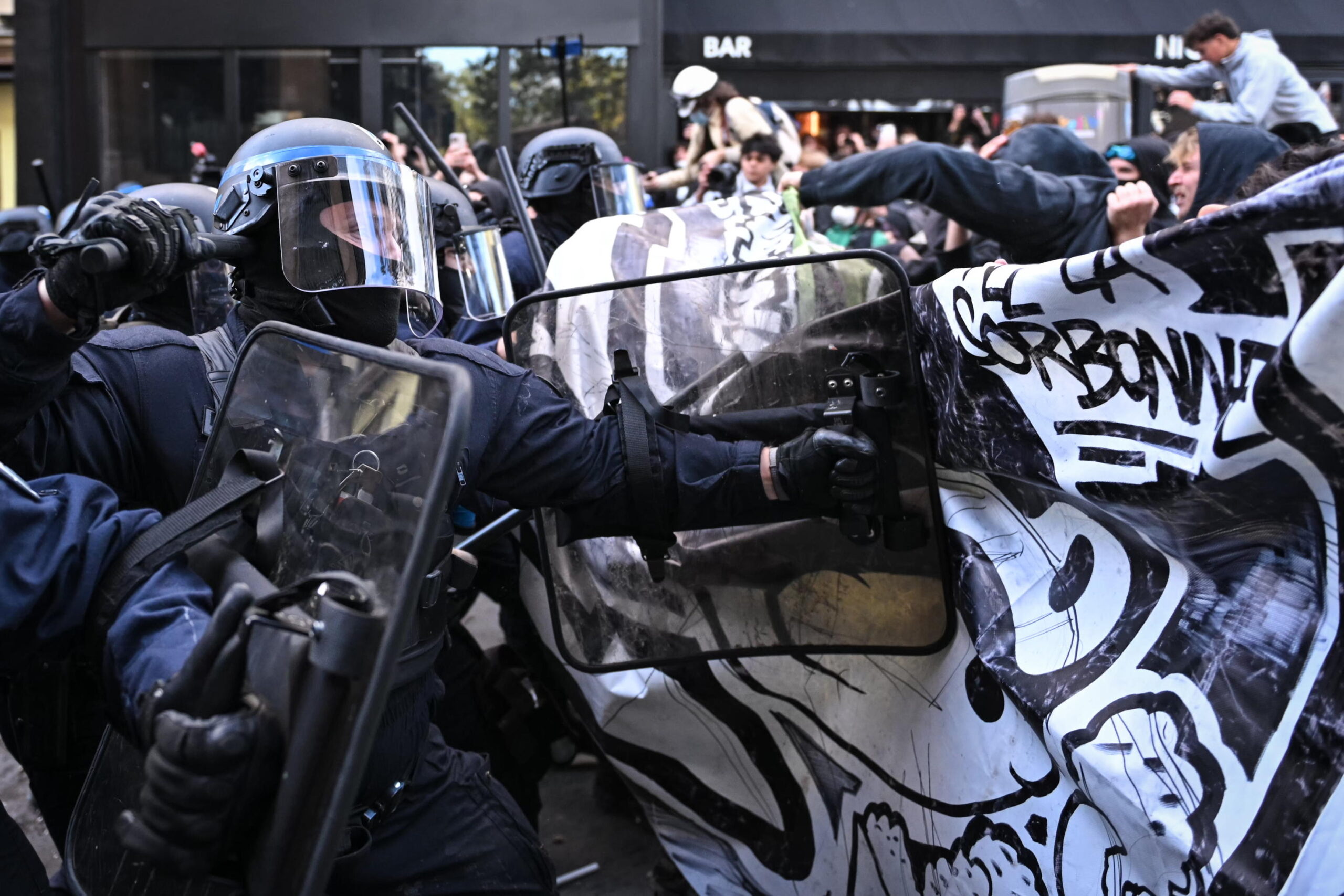 https://static.open.online/wp-content/uploads/2026/10/proteste-francia-perche-scaled.jpg
