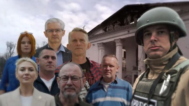 Locandina del documentario «Свидетели» («Testimoni») di Vittorio Nicola Rangeloni: il conduttore in giubbotto antiproiettile con scritta PRESS a destra, sette intervistati anonimi al centro, il teatro drammatico di Mariupol distrutto sullo sfondo.