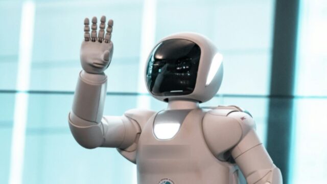 Il robot ha toccato i glutei della ragazza