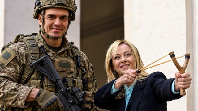 Pedro Sanchez e Giorgia Meloni in divisa militare. Immagine creata con l'intelligenza artificiale