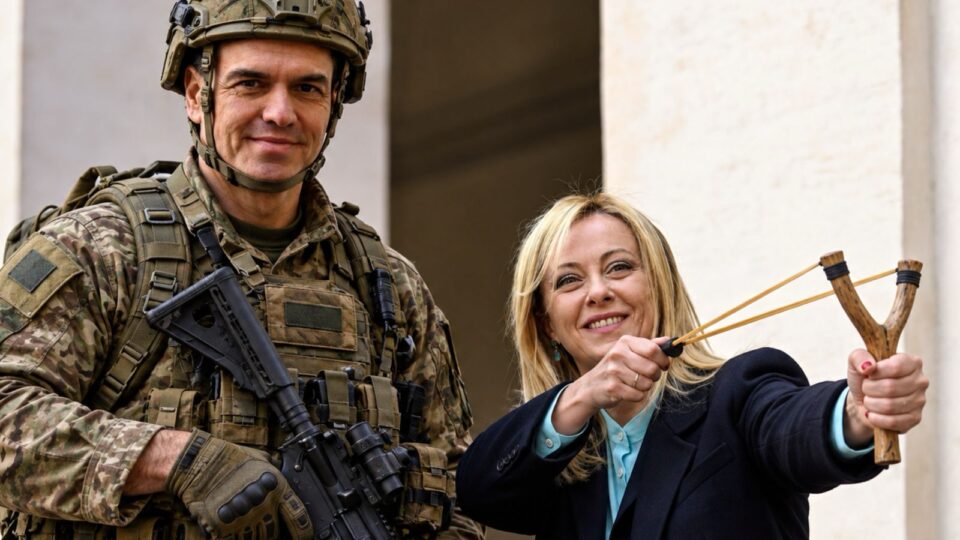 Pedro Sanchez e Giorgia Meloni in divisa militare. Immagine creata con l'intelligenza artificiale