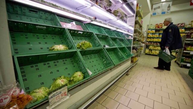 Scaffali di frutta e verdura vuoti dopo il blocco dei Tir