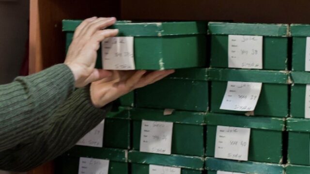 scatole di scarpe in un negozio