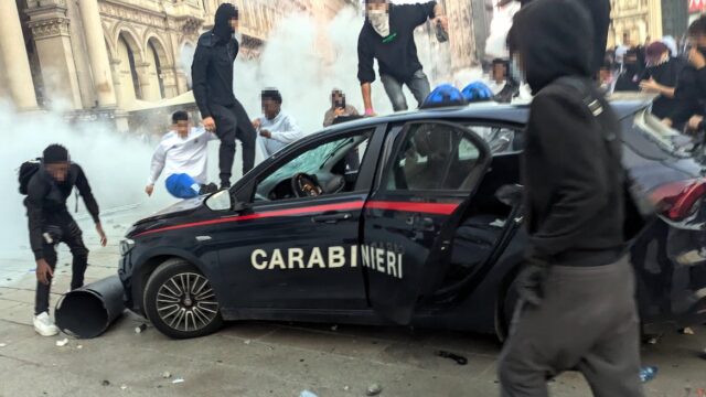 un gruppo incappucciato assalta un auto dei carabinieri in piazza Duomo a Milano
