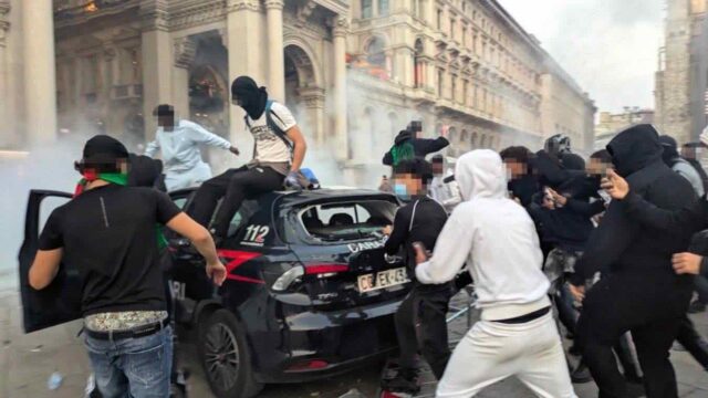 Scontri a Milano: auto dei carabinieri circondata