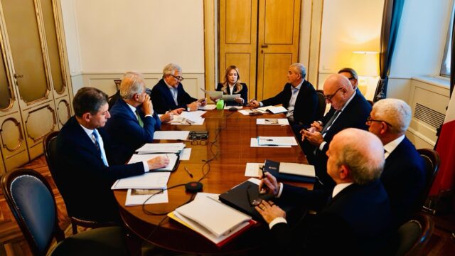 scontri milano giorgia meloni guerra ibrida ombre russe