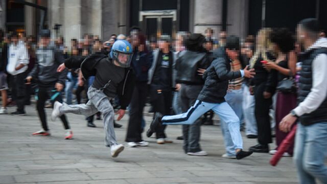 Gli interrogatori di due giovani presenti agli scontri del weekend a Milano