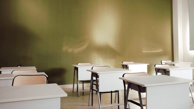 scuola taranto, aggressione mamma maestra