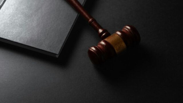 Contestati alcuni messaggi offensivi inviati dalla ragazza