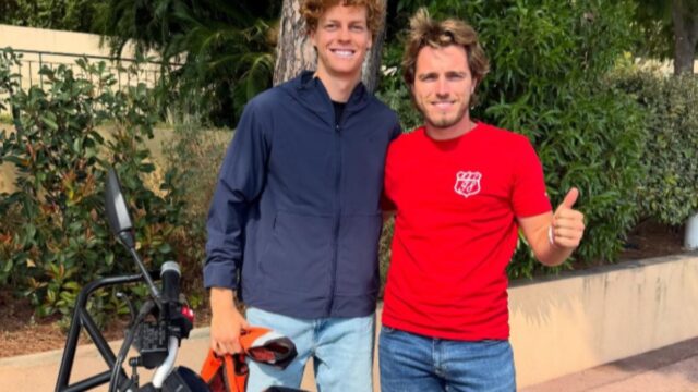 Jannik Sinner festeggia la patente della moto