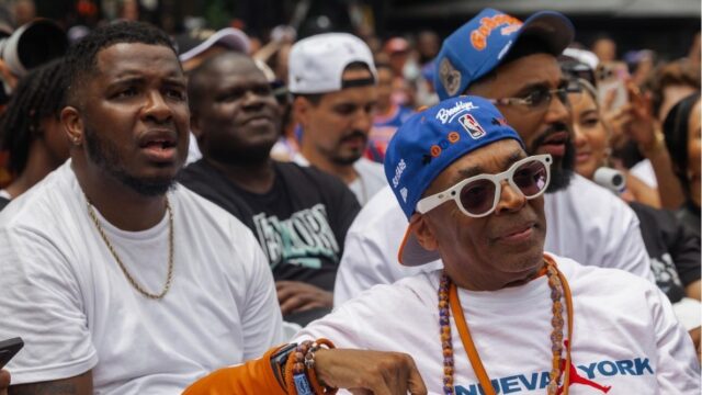 Il noto regista Spike Lee in un match dei Knicks di NBA