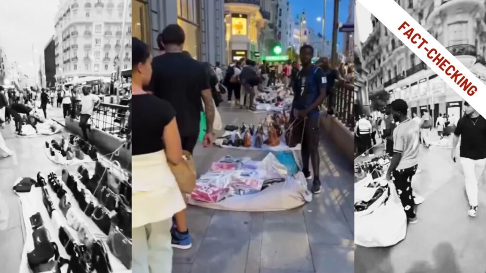 Tre fotogrammi affiancati del video, due in bianco e nero, con borse e altri articoli esposti su teli lungo il marciapiede di una strada cittadina, tra passanti e palazzi. In alto a destra c’è la scritta Fact-checking.