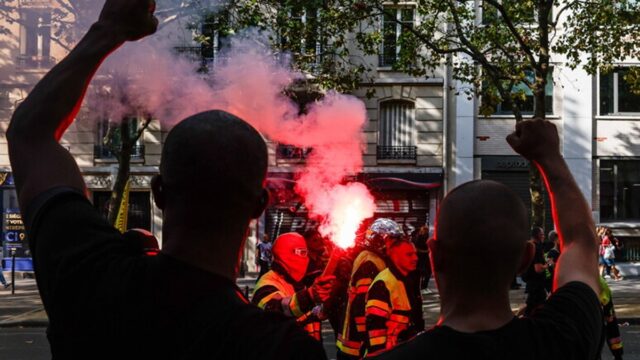 studenti parigi scontri polizia manifestazione