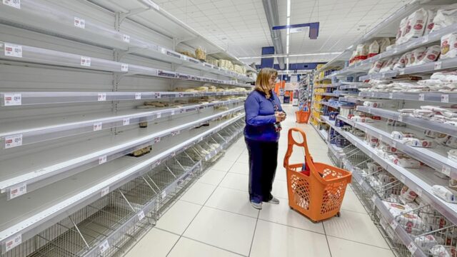 Scaffali vuoti in un supermercato di Napoli a causa dello sciopero degli                 autotrasportatori, 20 ottobre 2026. ANSA / CIRO FUSCO