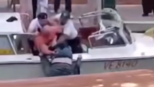 tassisti venezia litigano