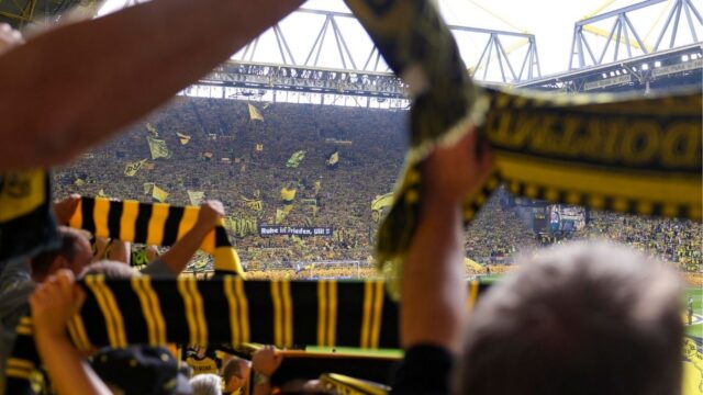 Il muro giallo del Signal Iduna Park , lo stadio del Borussia Dortmund