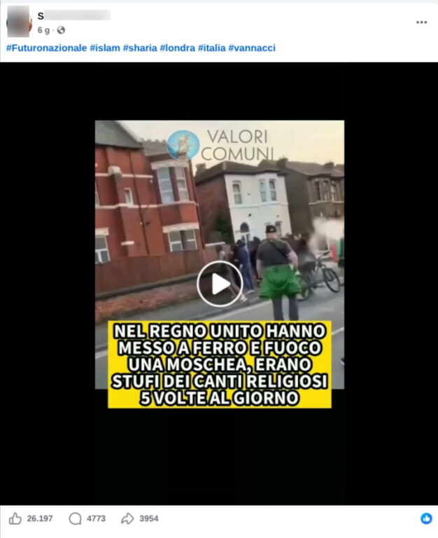 Fotogramma del video con la scritta sulla moschea incendiata nel Regno Unito, in una strada con case in mattoni
